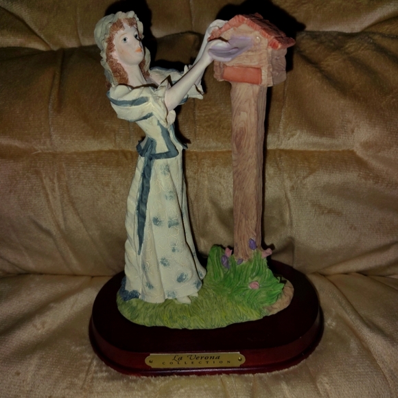 Vintage La Verona Collection Figurine Girl At The Mailbox - Picture 1 of 5